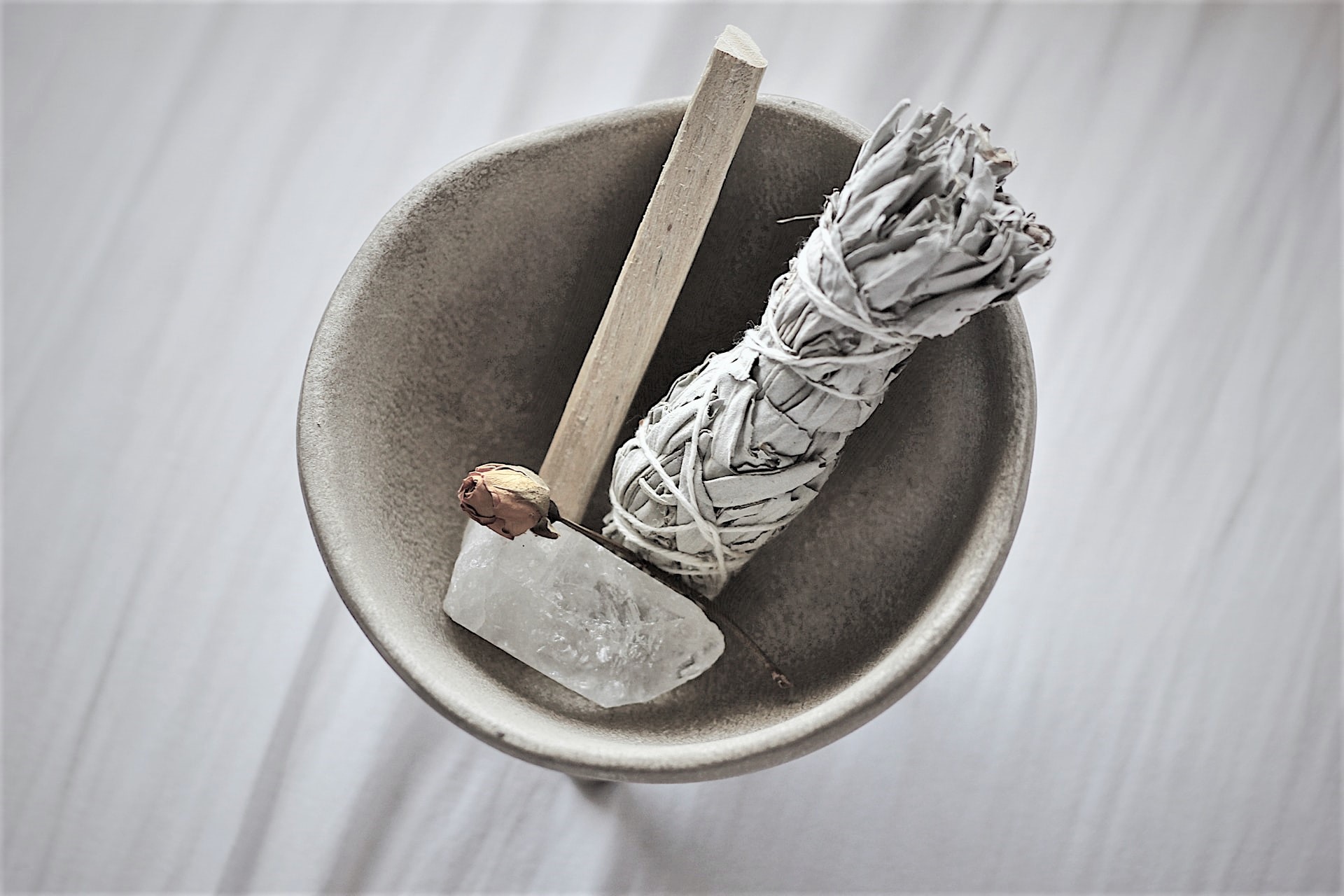 Szczypta magii. Rytuał oczyszczania białą szałwią